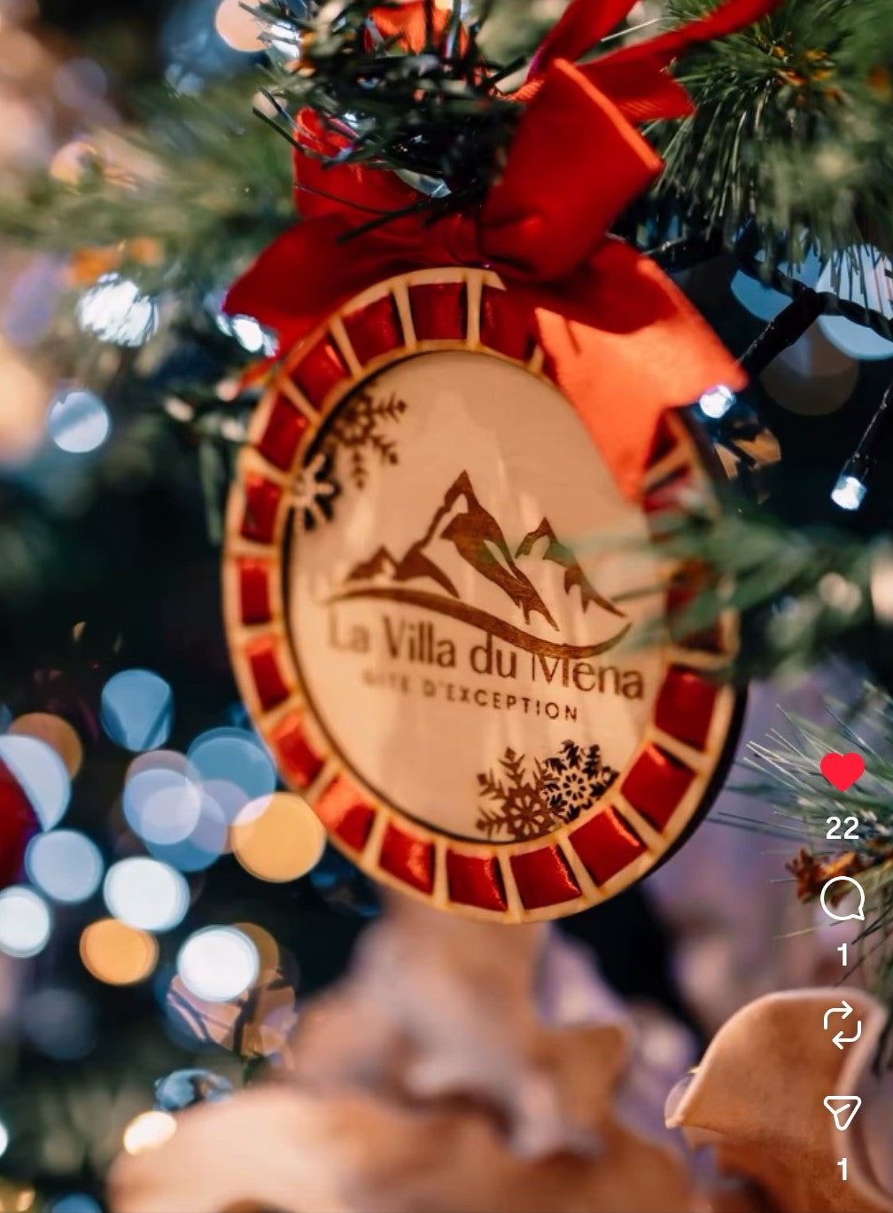 Boule de Noël bois personnalisée gravée laser flocons relief ruban satiné rouge nœud décoration sapin fait main Artesama