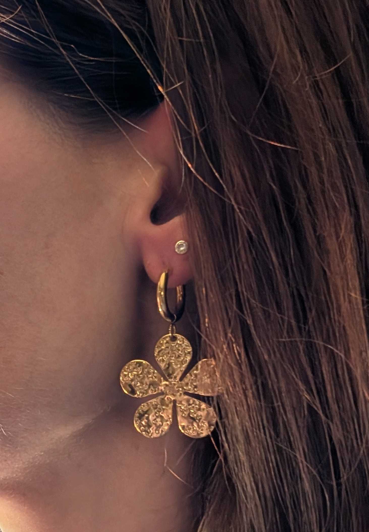 Boucles d'oreilles acier inoxydable doré fleurs texturées bijoux femme fait main France Artesama