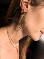 Boucles d’oreilles étoile dorée portées au lobe, lumineuses et délicates, collection Éclat d’automne Artesama