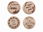 boîtes  en bois pour mettre une bague de demande en mariage photo prise du dessus sur fond blanc, couvercle en bois gravé texte personnalisé