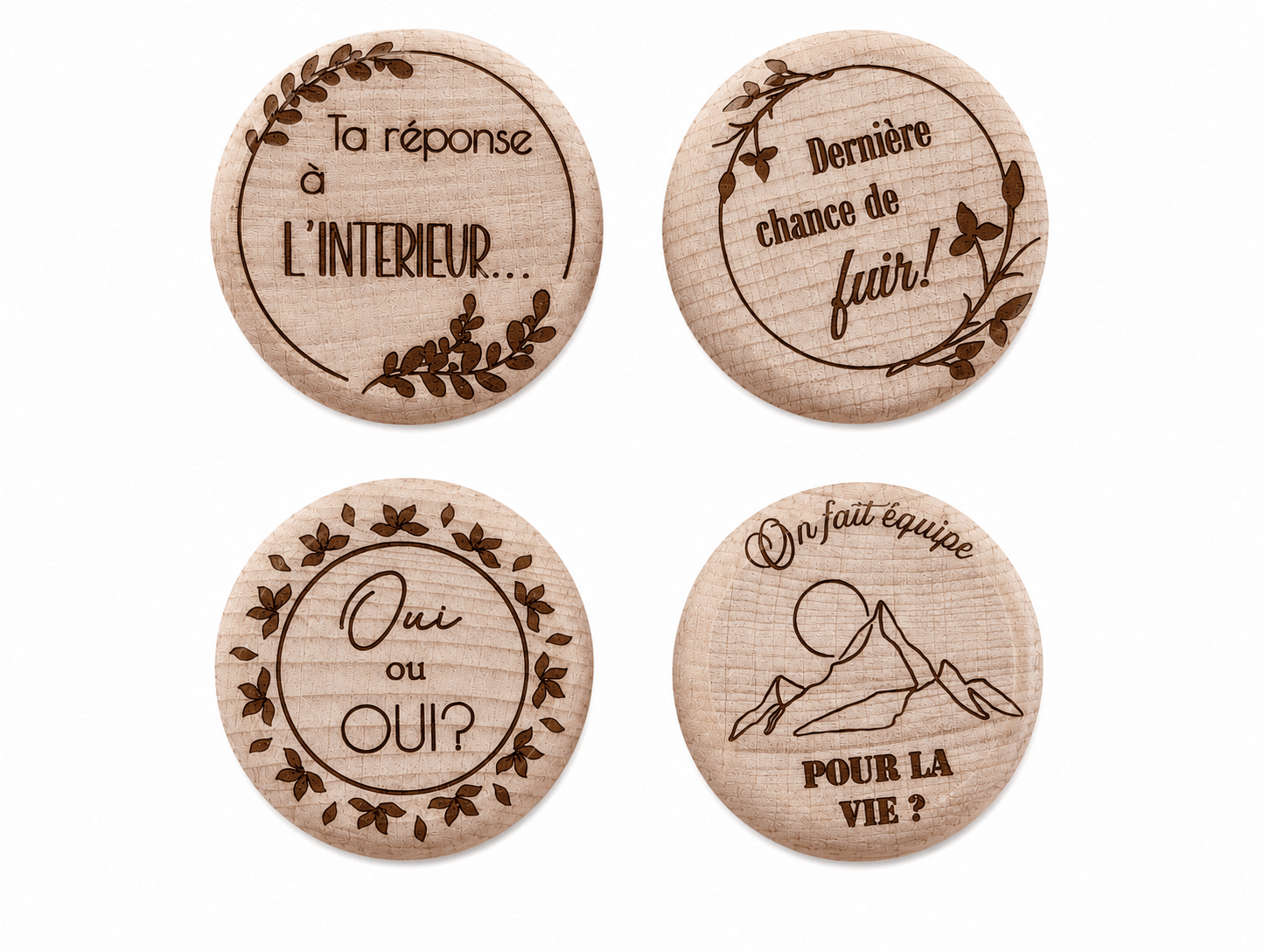 boîtes  en bois pour mettre une bague de demande en mariage photo prise du dessus sur fond blanc, couvercle en bois gravé texte personnalisé