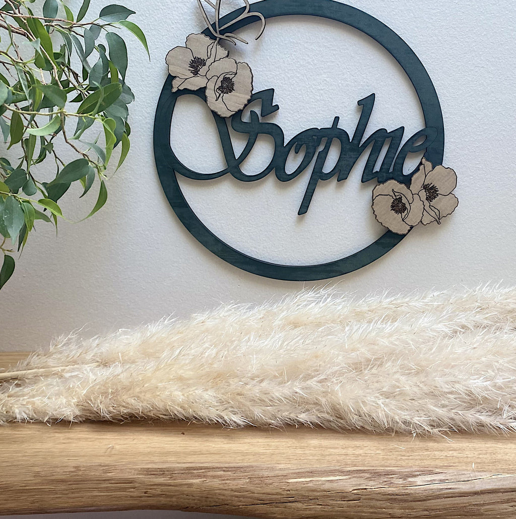 Prénom déco poétique – Cercle bois avec coquelicots et papillon