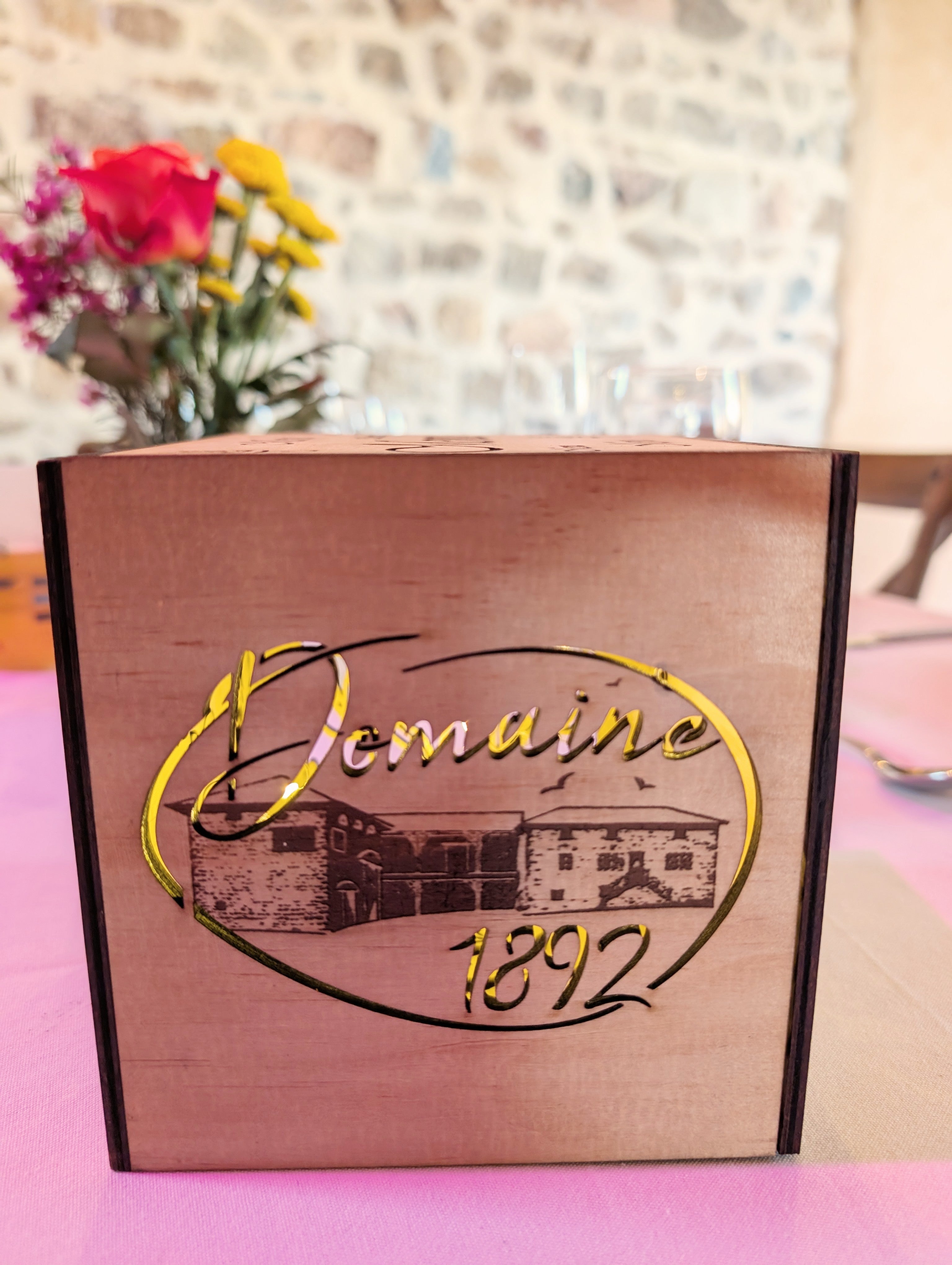 Menu de table cube lumineux personnalisé en bois – création unique & féérique ✨