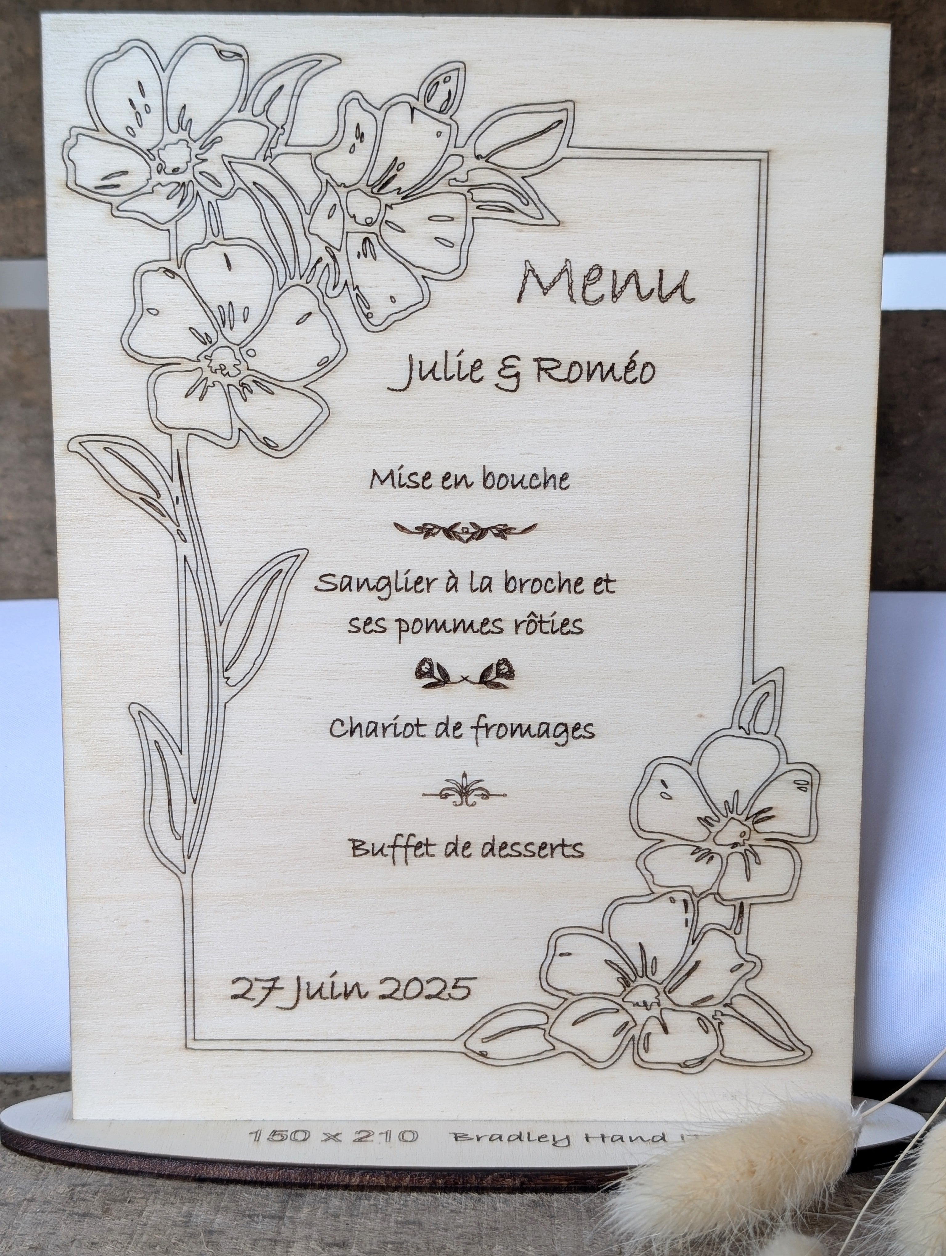 Menu de mariage en bois gravé et personnalisé | Floral élégant