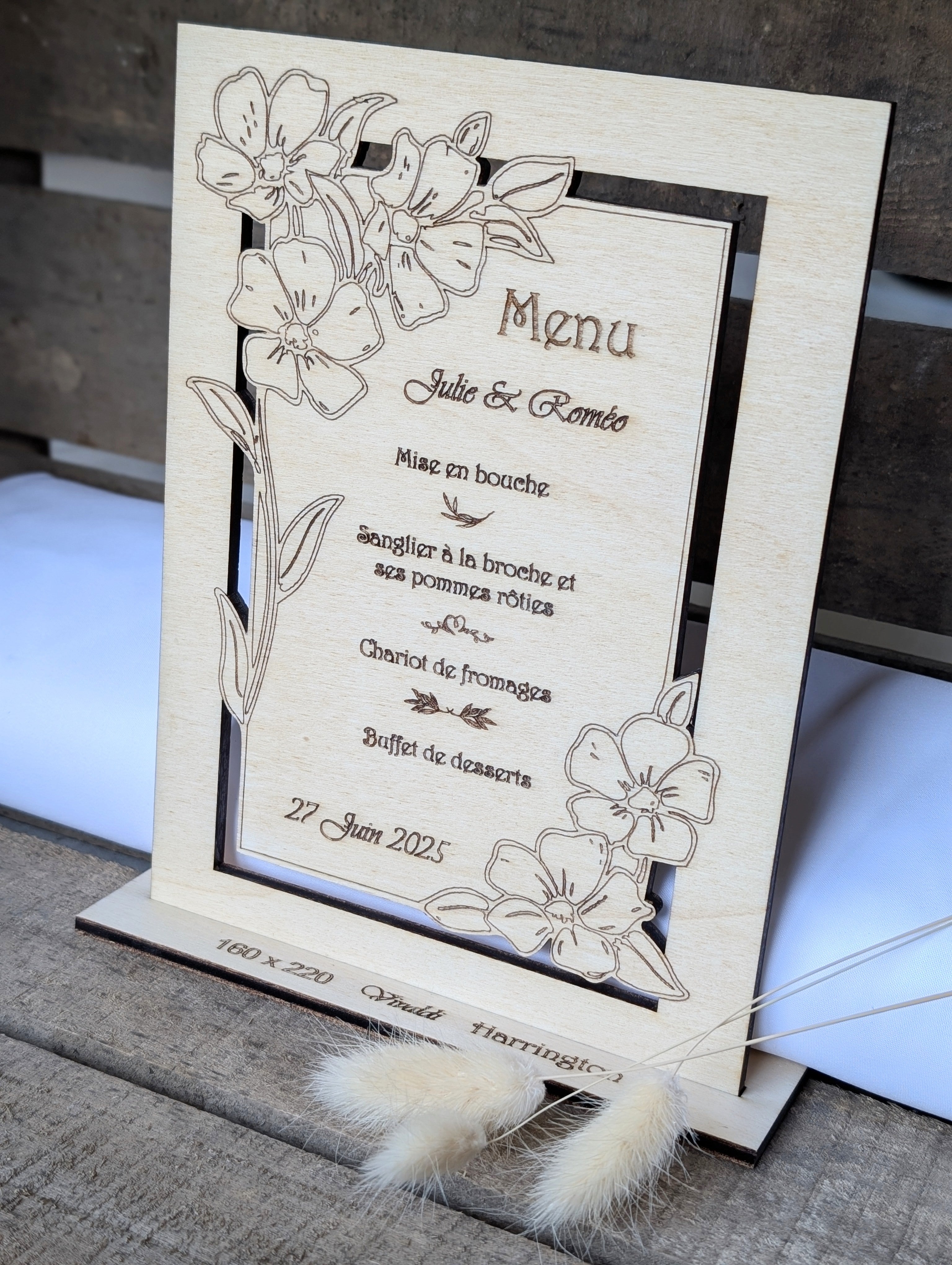 Menu de mariage en bois gravé et personnalisé | Floral élégant