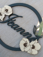 Prénom déco poétique – Cercle bois avec coquelicots et papillon