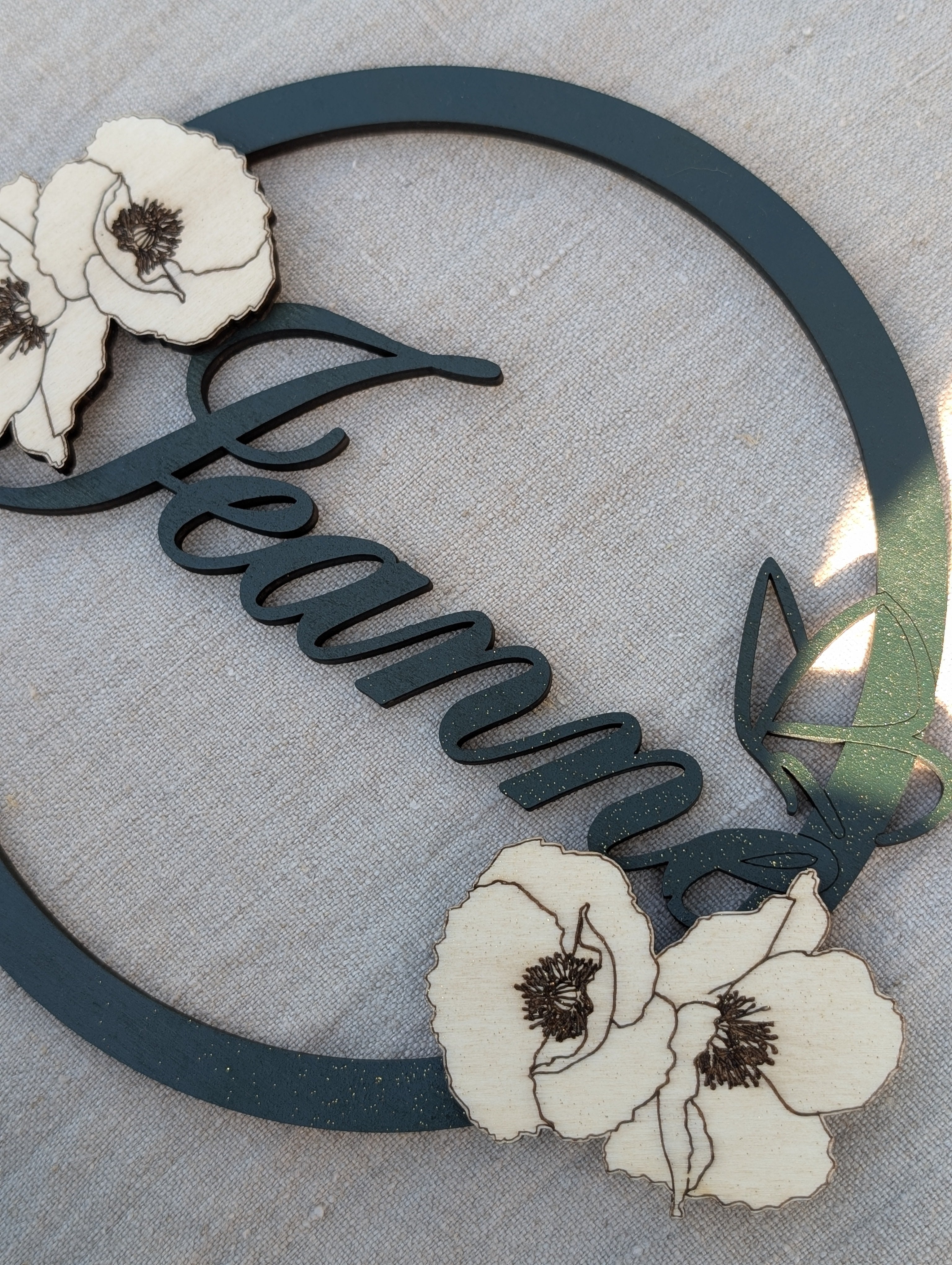 Prénom déco poétique – Cercle bois avec coquelicots et papillon