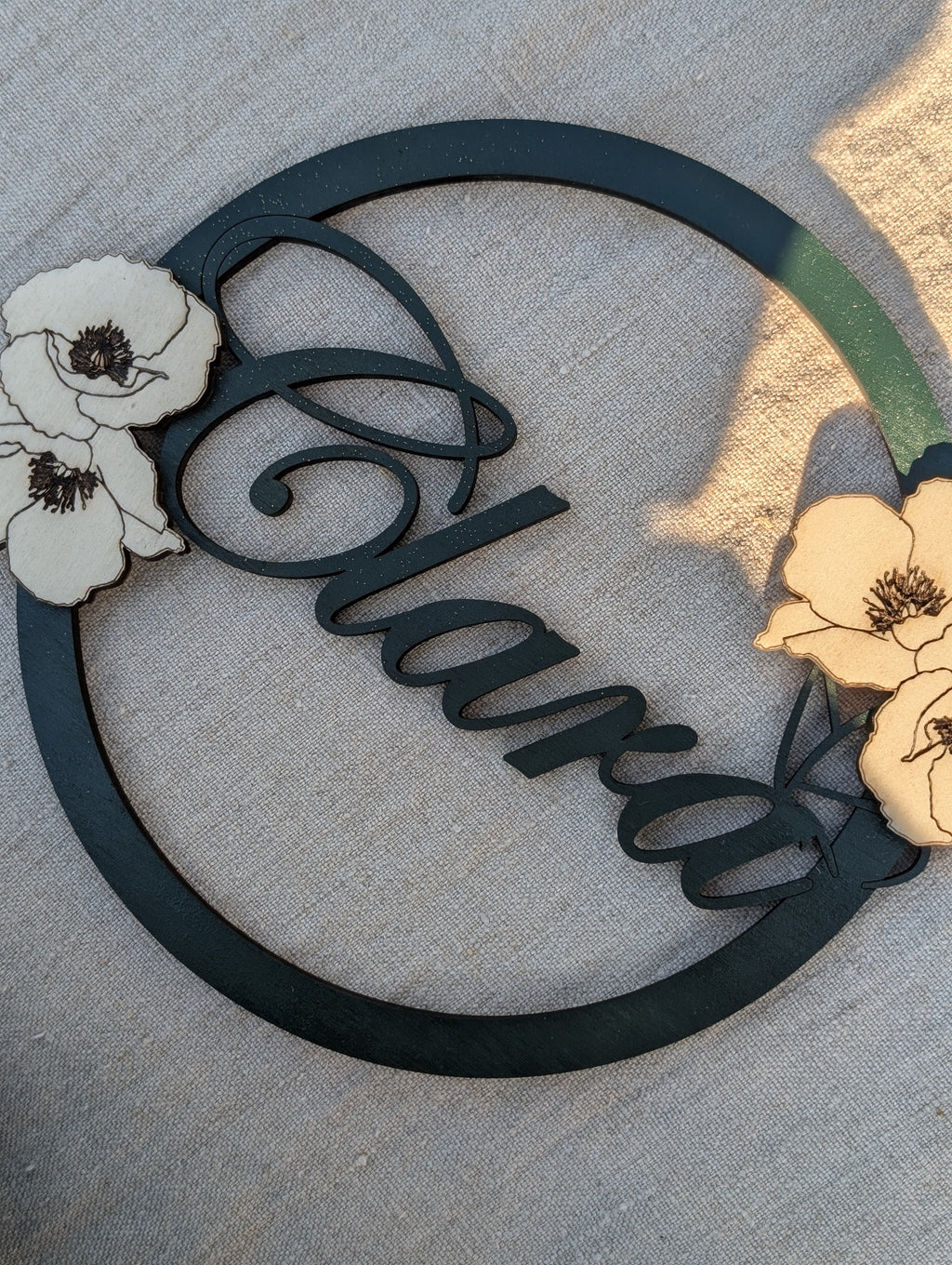 Prénom déco poétique – Cercle bois avec coquelicots et papillon