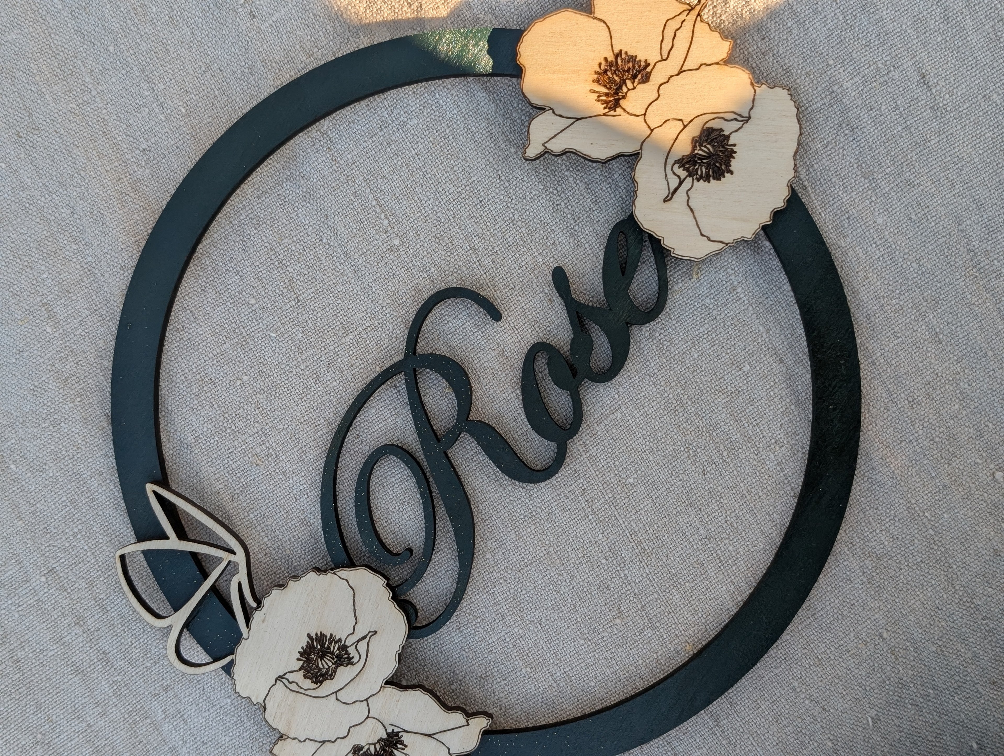 Prénom déco poétique – Cercle bois avec coquelicots et papillon