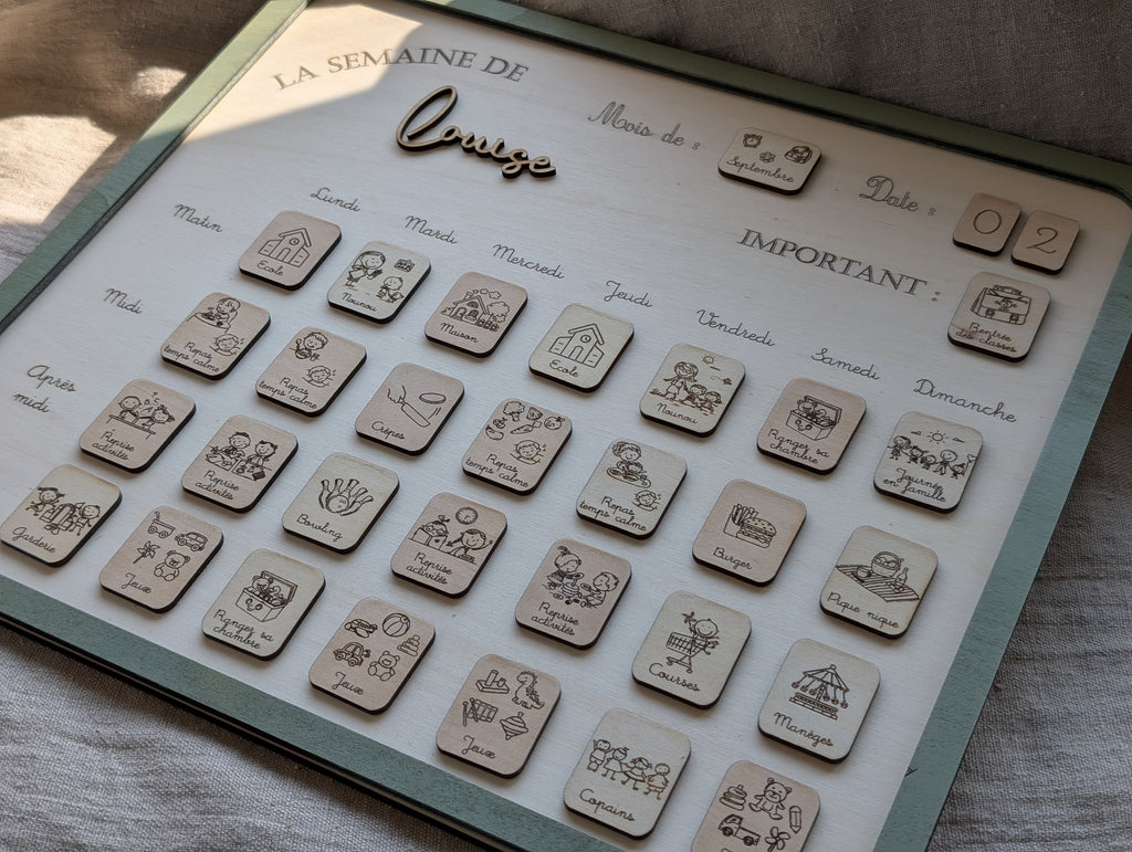 Semainier en bois enfant avec prénom personnalisable gravé ludique éducatif routine école modulable avec date et mois et jours de la semaine activités sportives et scolaires