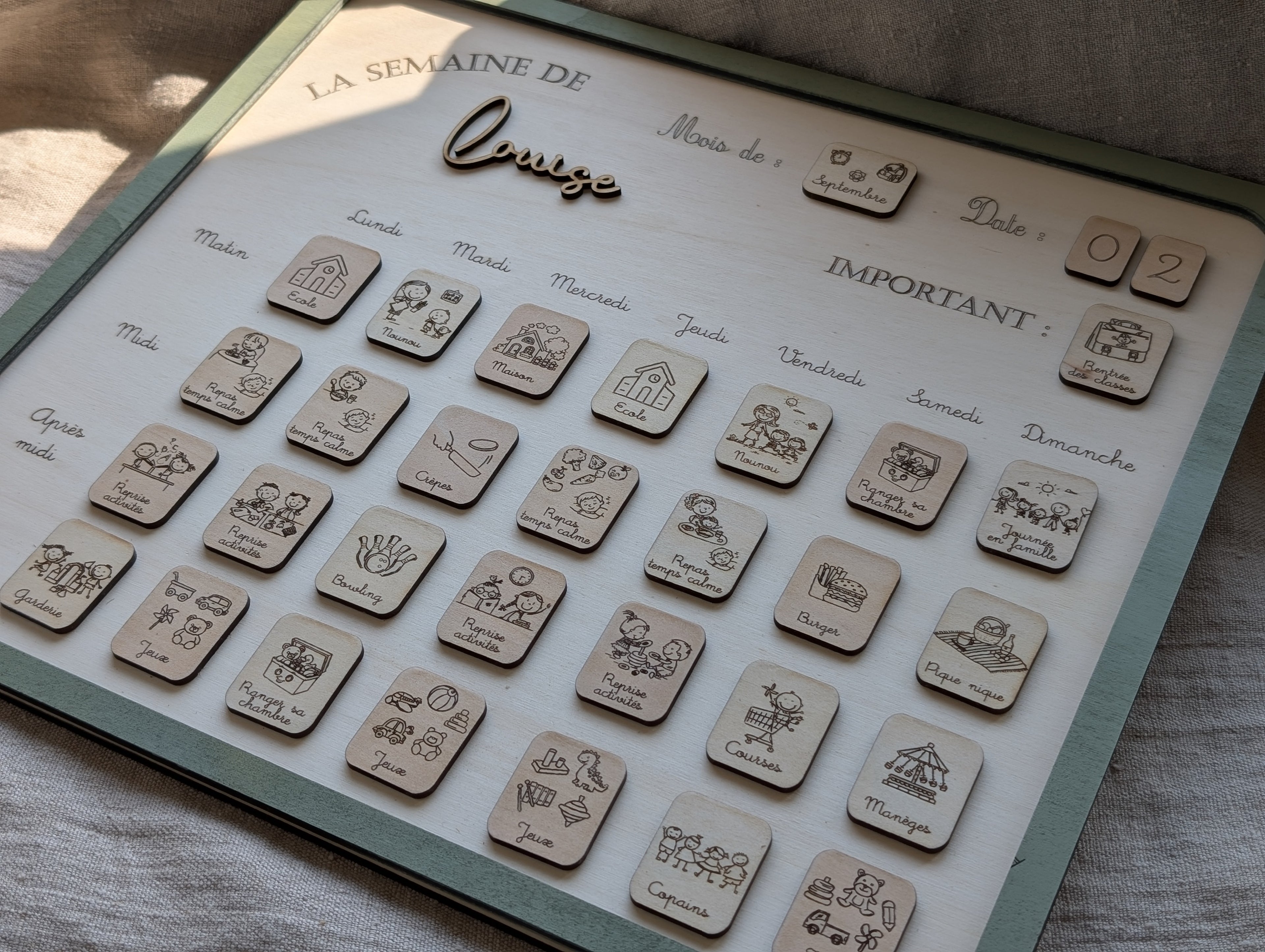 Semainier en bois enfant avec prénom personnalisable gravé ludique éducatif routine école modulable avec date et mois et jours de la semaine activités sportives et scolaires