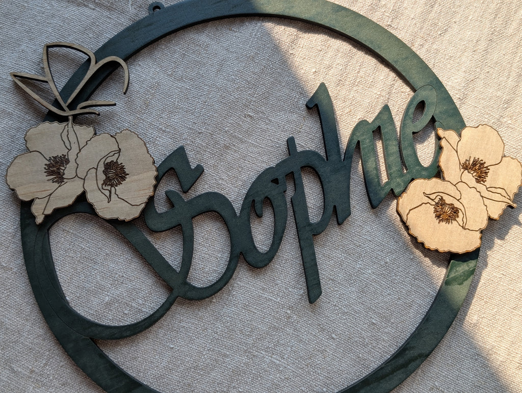 Prénom déco poétique – Cercle bois avec coquelicots et papillon