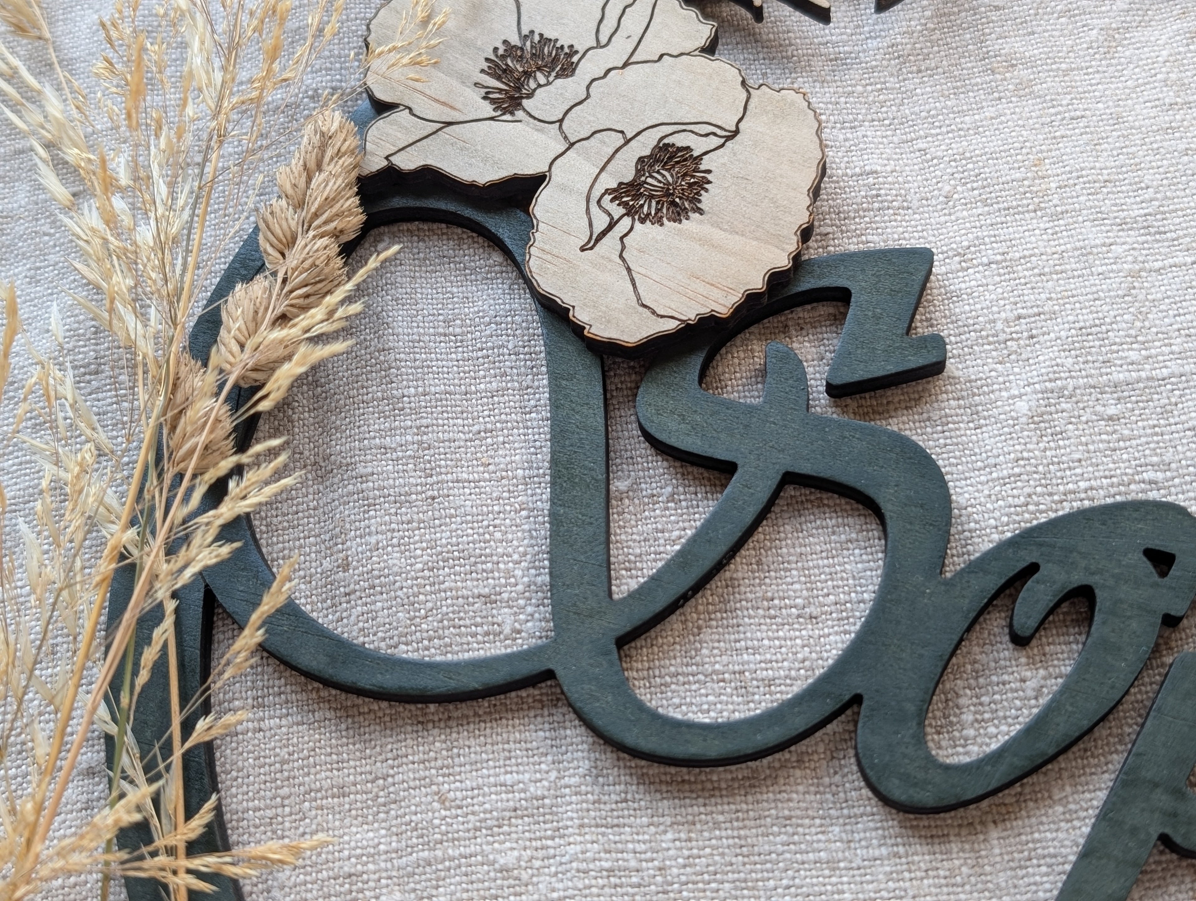 Prénom déco poétique – Cercle bois avec coquelicots et papillon