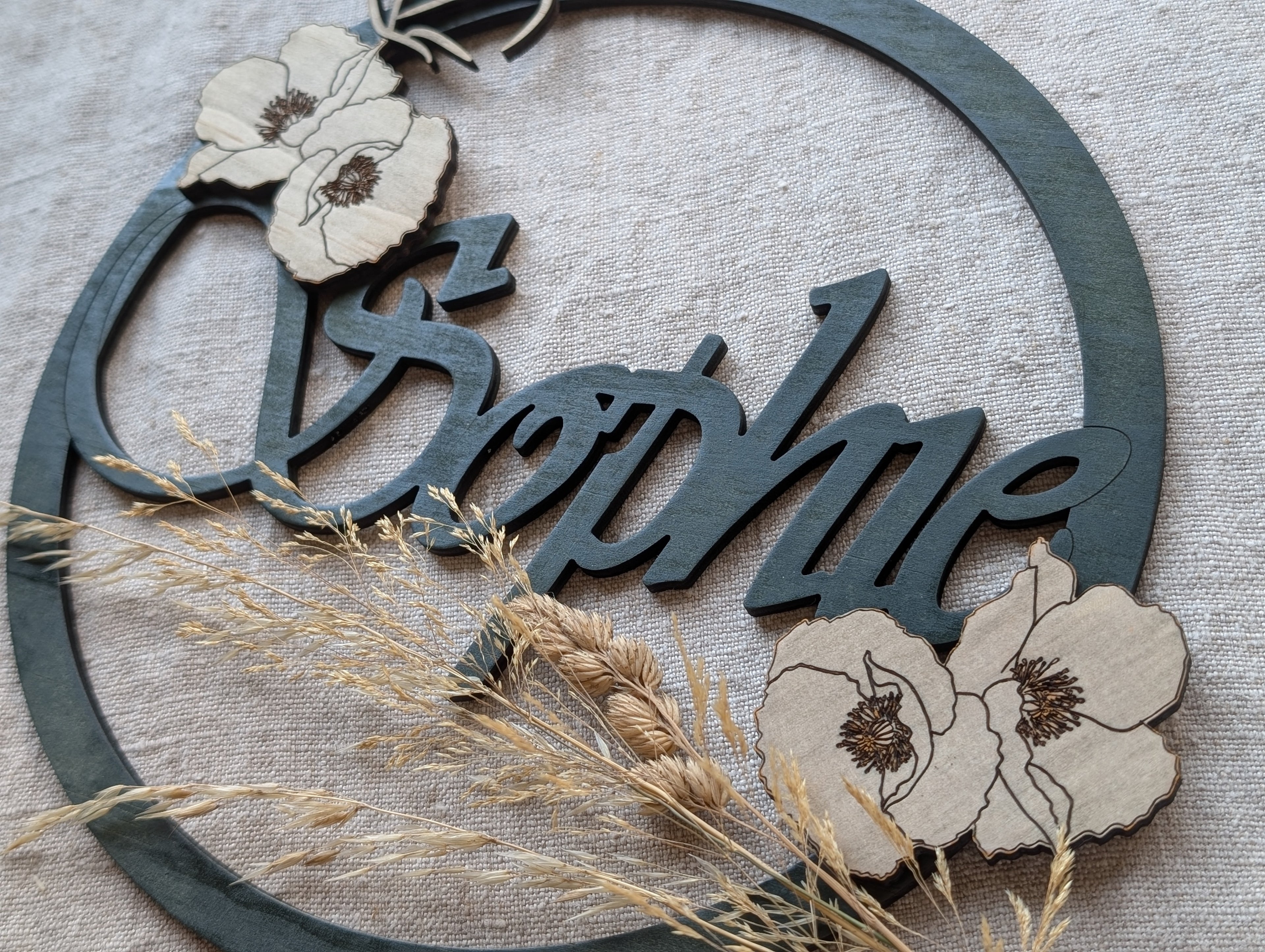 Prénom déco poétique – Cercle bois avec coquelicots et papillon