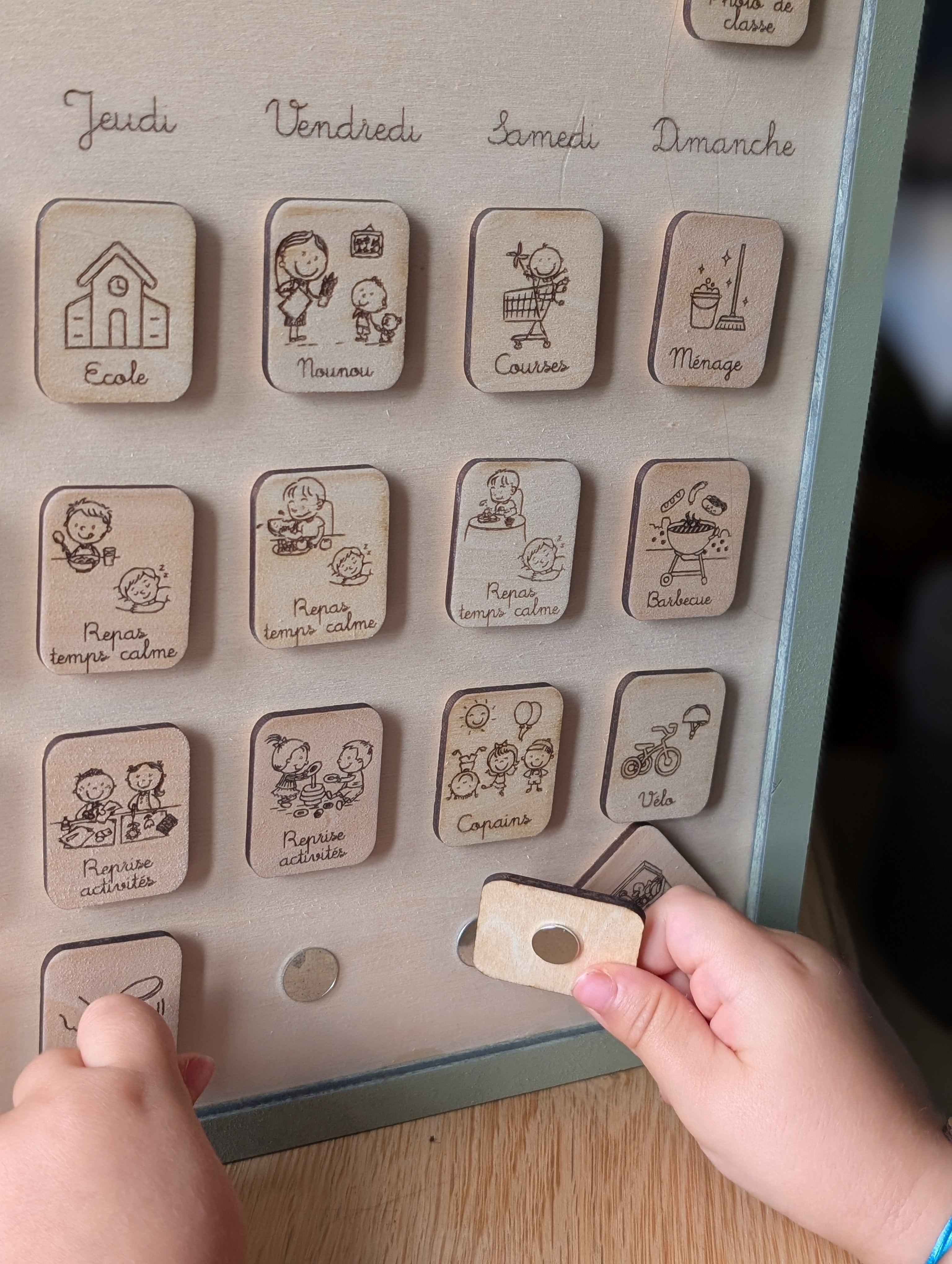 semainier en bois pour enfant avec jours de la semaine personnalisable gravé cadeau unique 