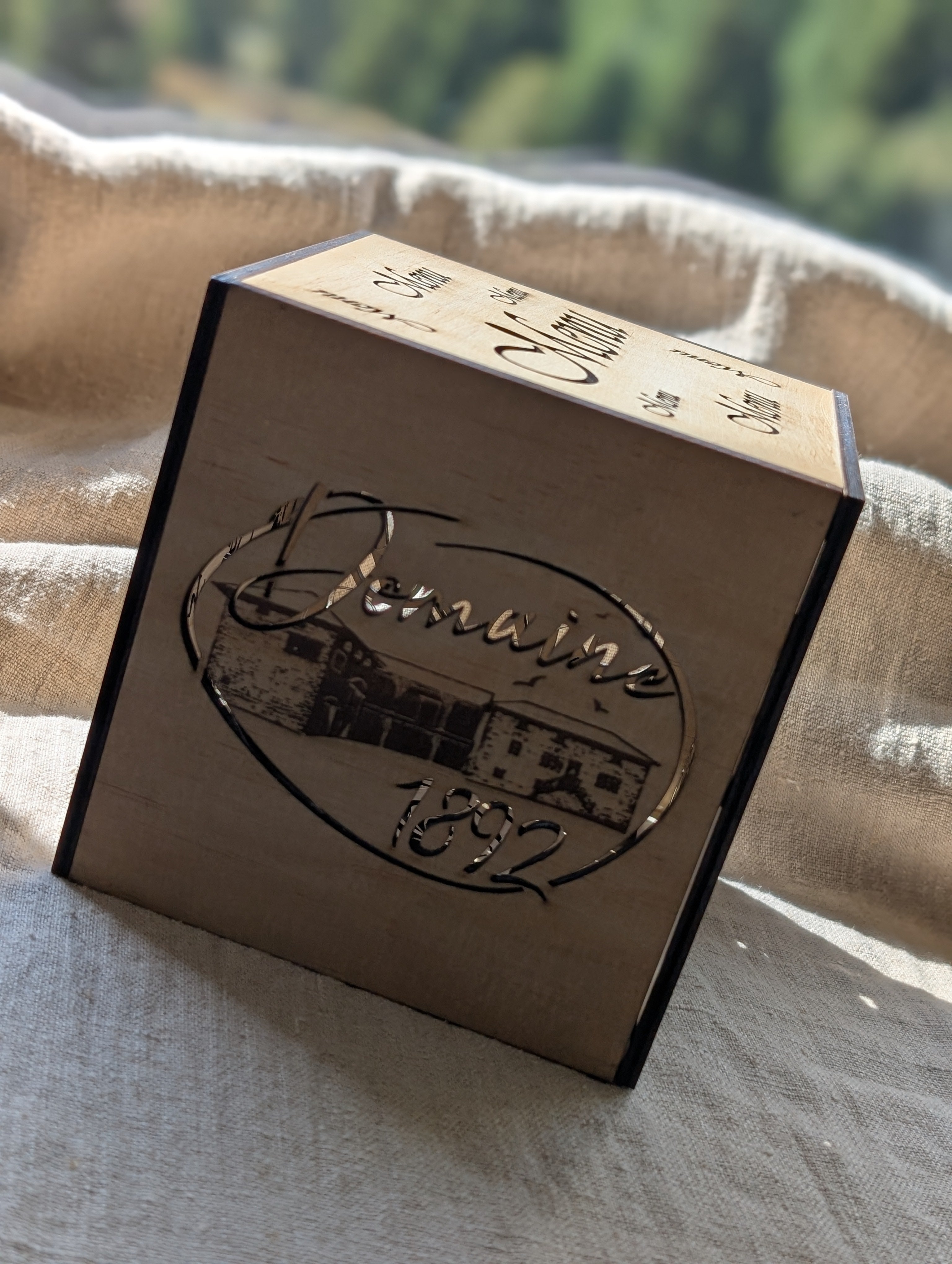 Menu de table cube lumineux personnalisé en bois – création unique & féérique ✨