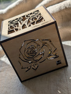 Menu de table cube lumineux personnalisé en bois – création unique & féérique ✨