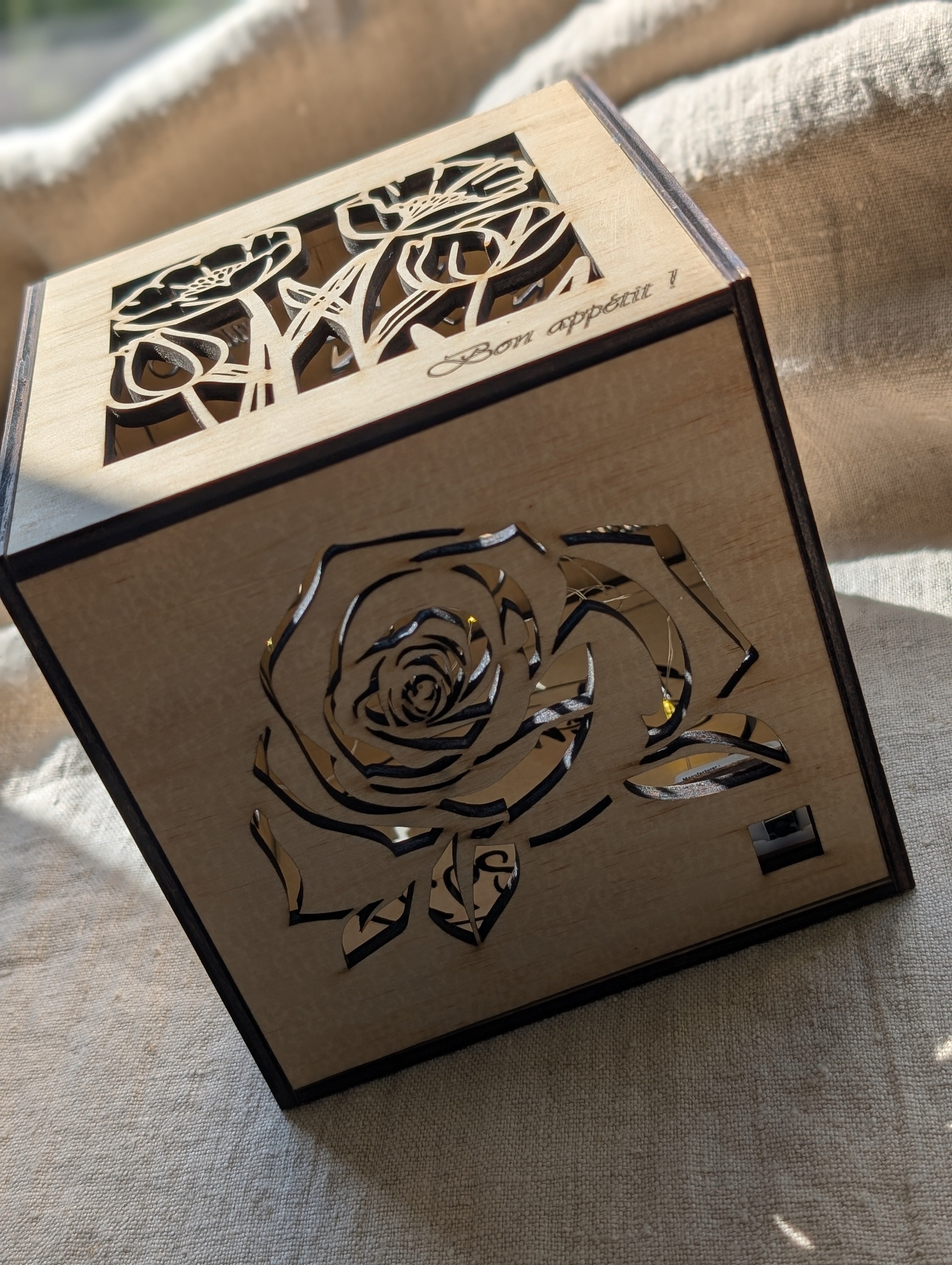 Menu de table cube lumineux personnalisé en bois – création unique & féérique ✨