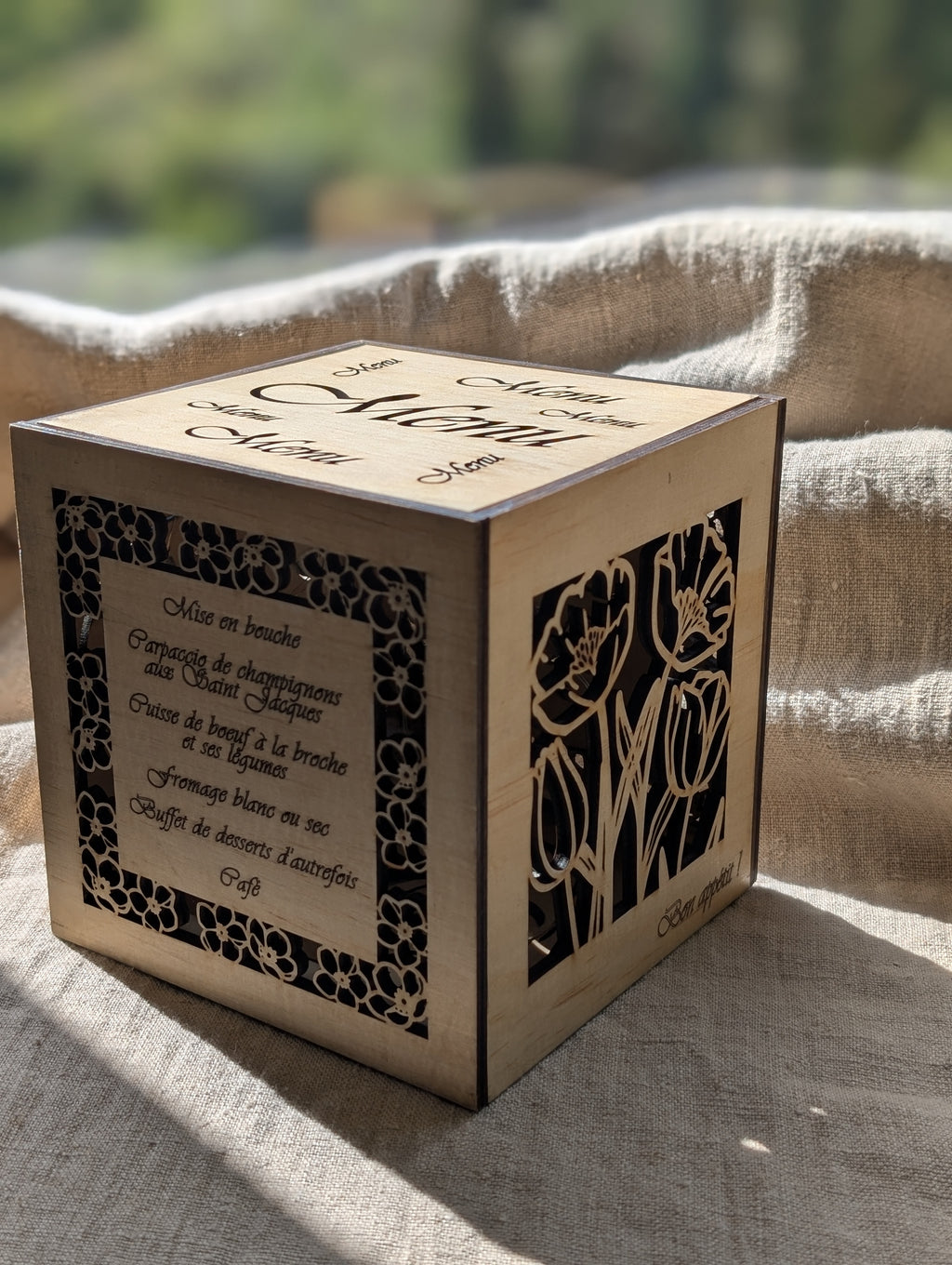 Menu de table cube lumineux personnalisé en bois – création unique & féérique ✨