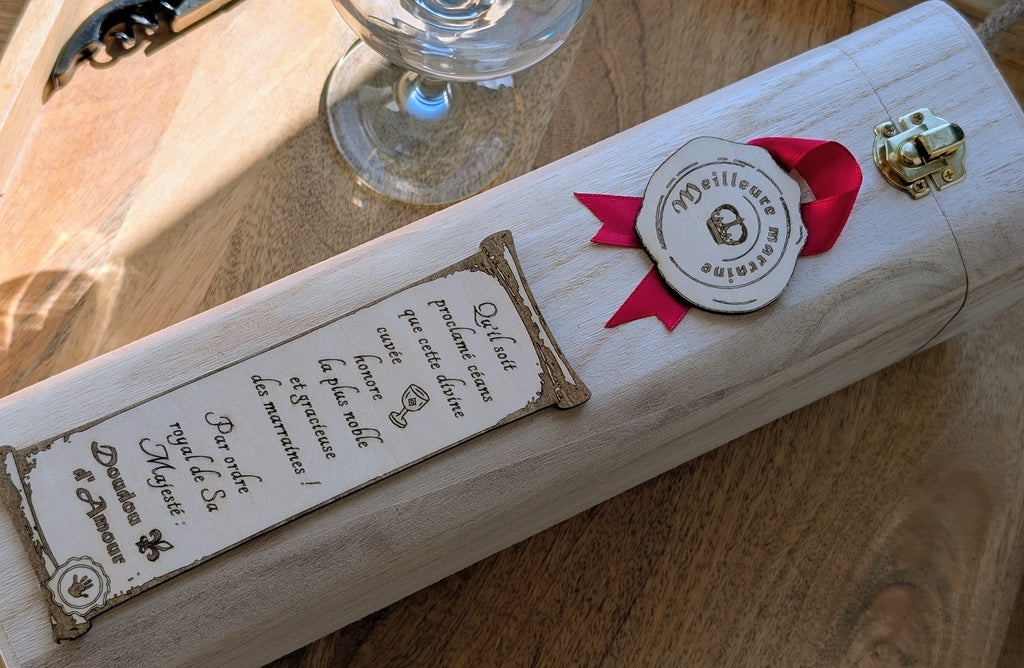 Coffret vin 1 bouteille personnalisable Parrain ou Marraine, avec emplacement pour une bouteille et accessoires, cadeau unique et sur mesure.