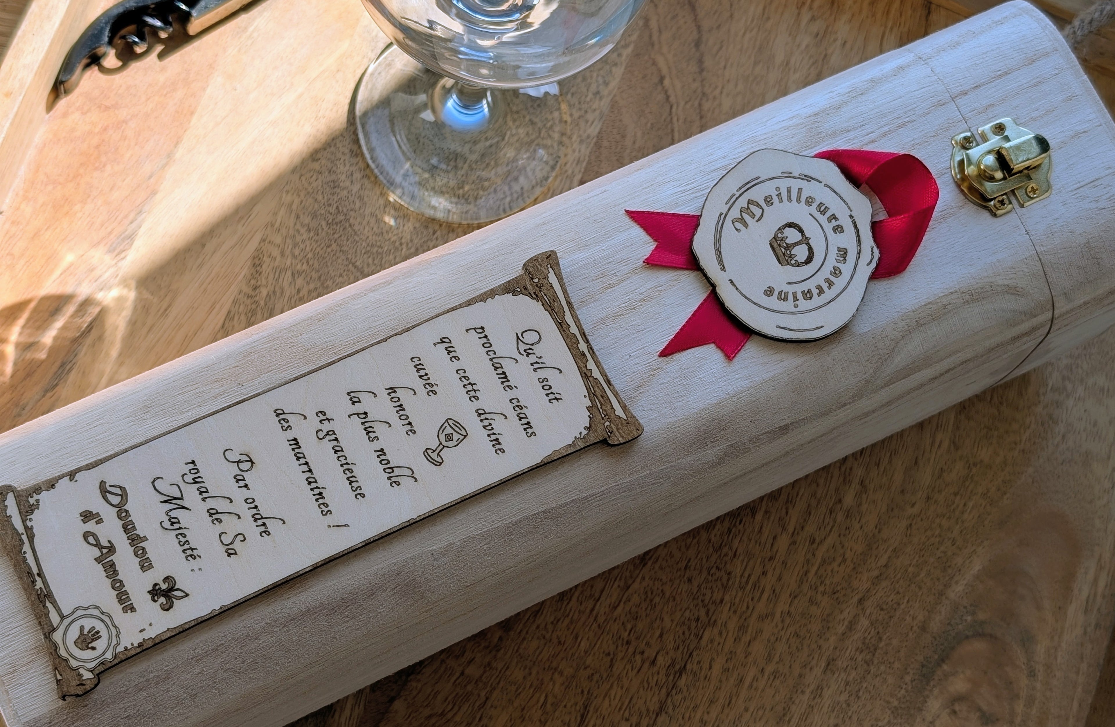 Coffret vin 1 bouteille personnalisable Parrain ou Marraine, avec emplacement pour une bouteille et accessoires, cadeau unique et sur mesure.