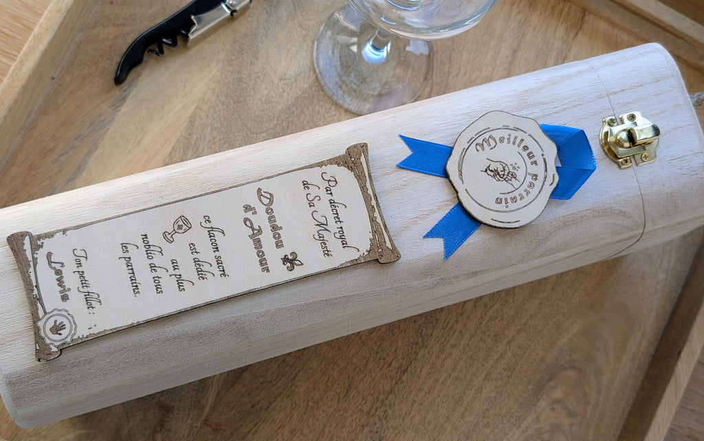 Gros plan sur la gravure personnalisée du coffret vin avec texte Parrain ou Marraine, exemple de personnalisation élégante.