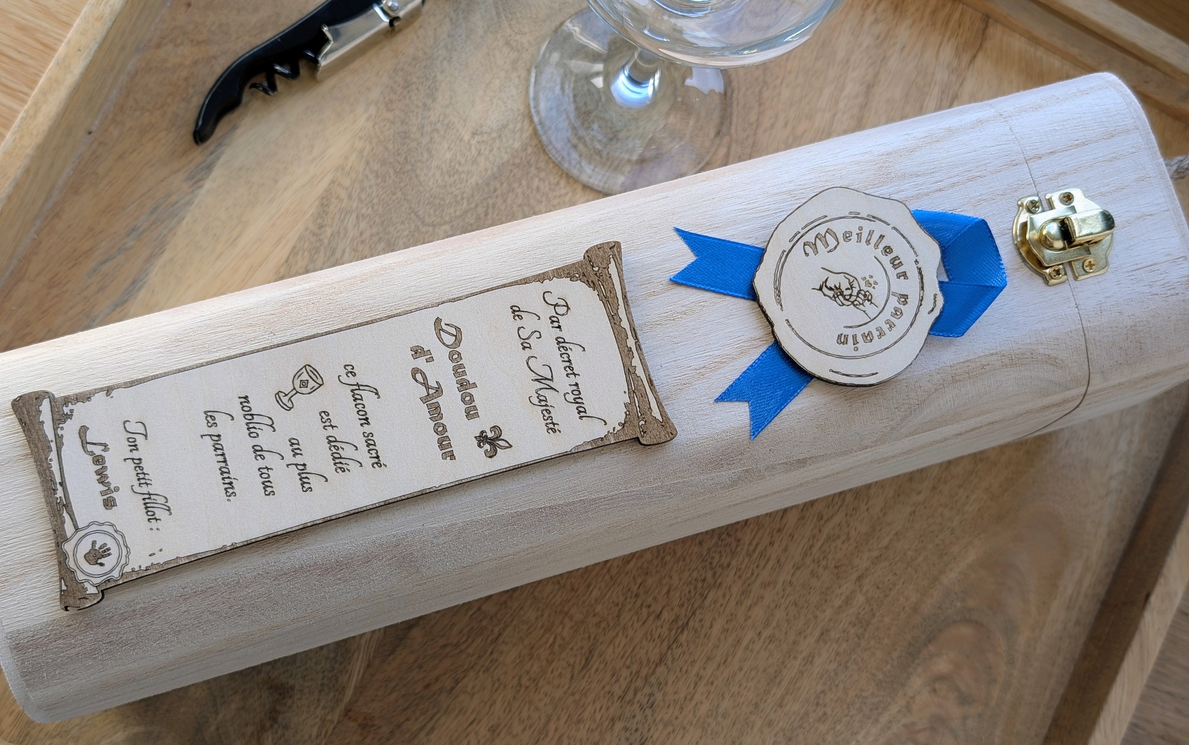 Gros plan sur la gravure personnalisée du coffret vin avec texte Parrain ou Marraine, exemple de personnalisation élégante.
