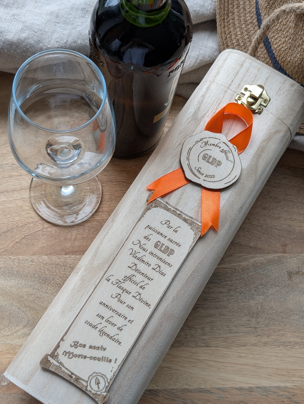 Gros plan sur la gravure personnalisée du coffret vin, avec texte et illustrations possibles au choix.