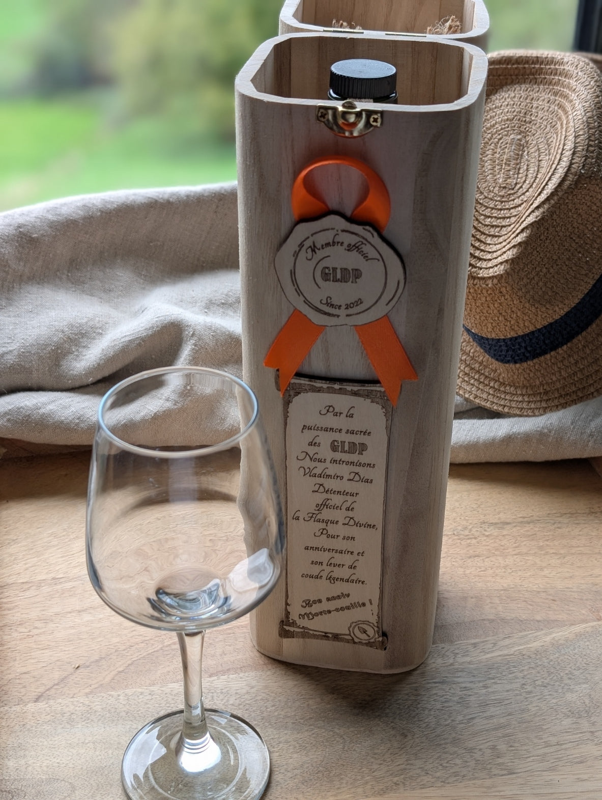 Coffret vin ouvert avec bouteille à l’intérieur, démontrant la personnalisation complète et le packaging élégant.