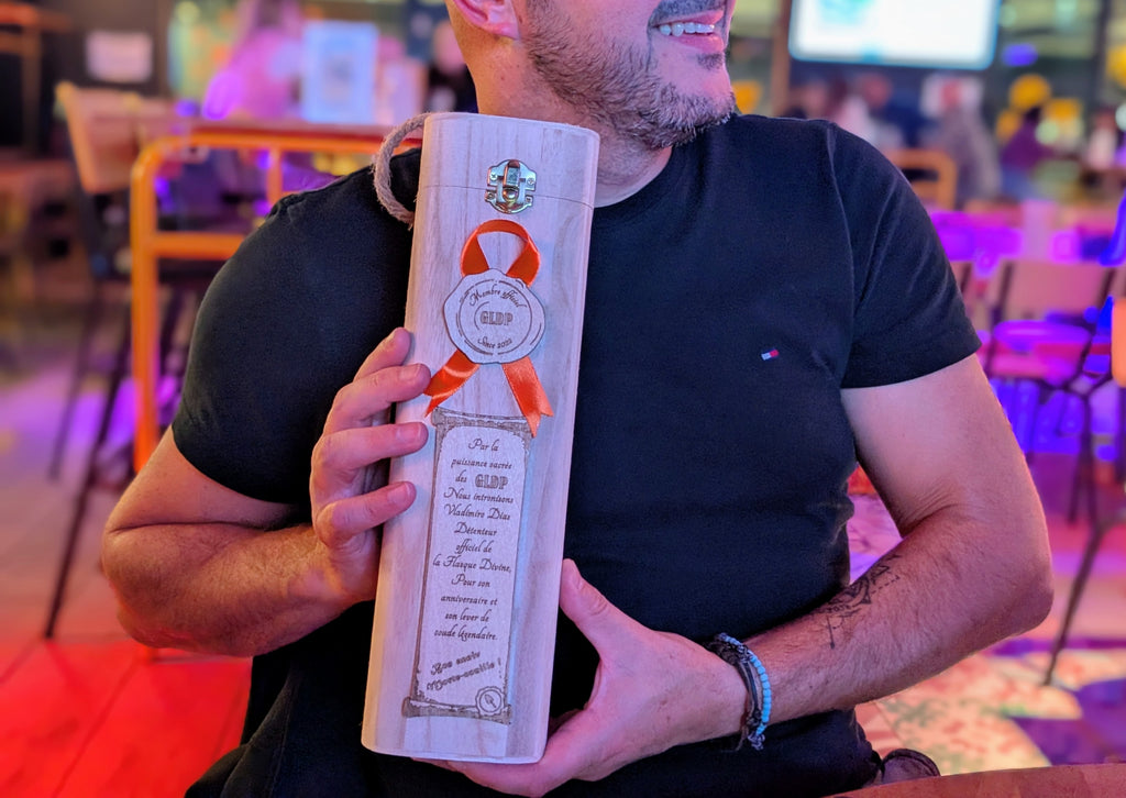 Coffret vin personnalisé offert en cadeau, élégant et unique, 100 % gravure sur mesure.