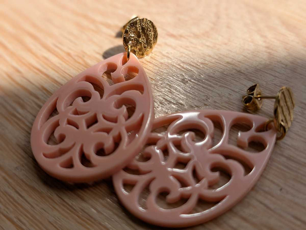Détail pendentif acrylique rose 3,5 cm attaches dorées hypoallergéniques — Artesama