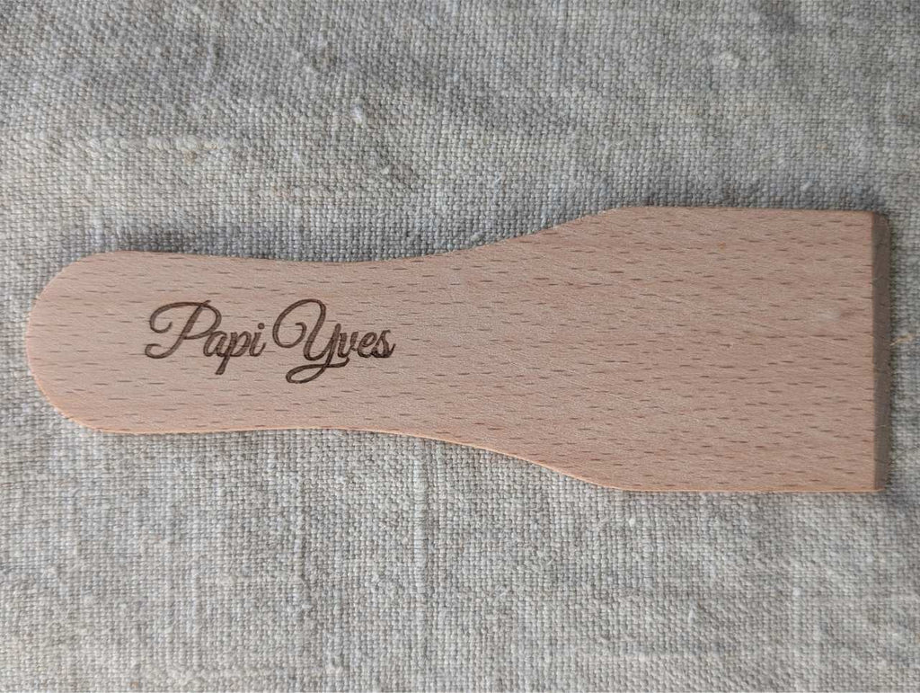 Spatule à raclette en bois personnalisée avec gravure laser prénom Artesama