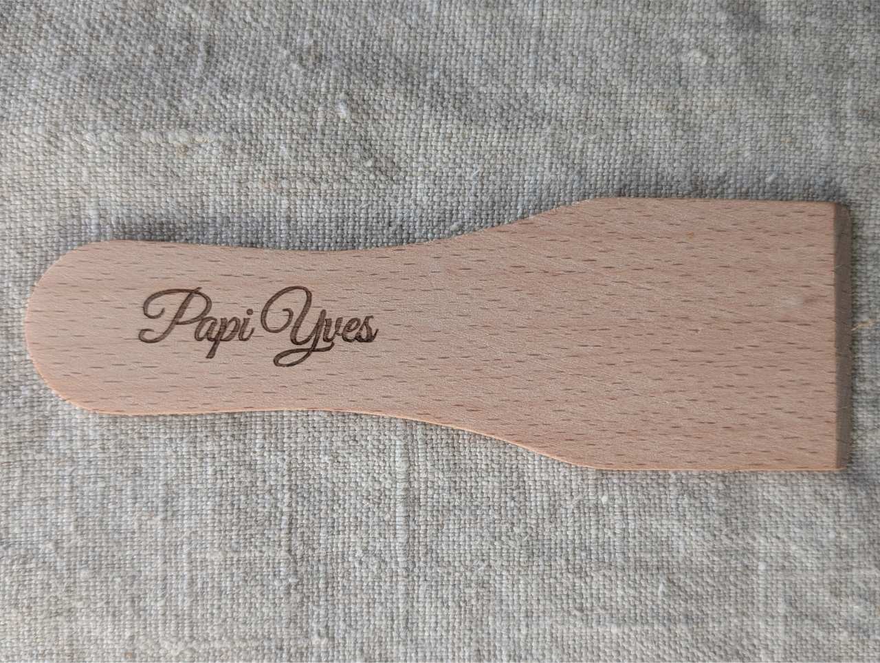 Spatule à raclette en bois personnalisée avec gravure laser prénom Artesama