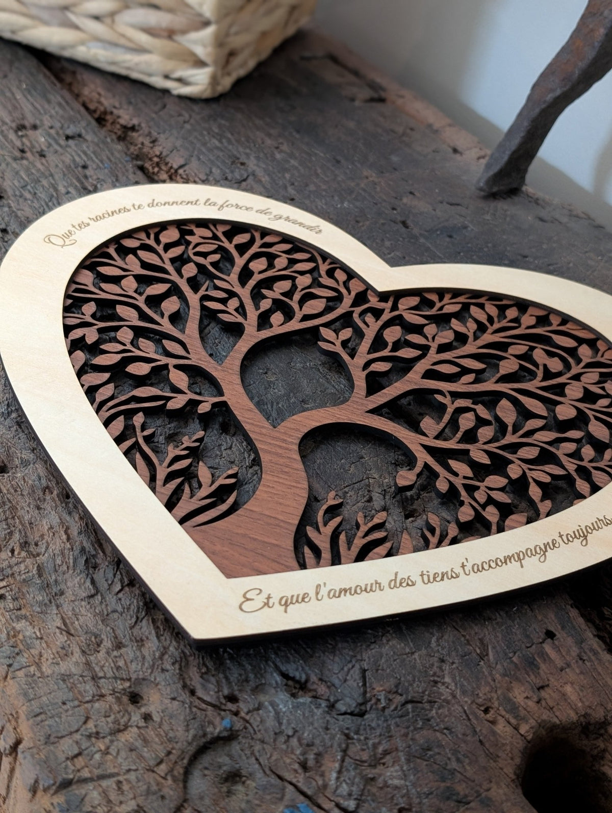 Arbre de vie en forme de cœur 33 × 30 cm, contour en tilleul et arbre finition teck en relief, découpé au laser
