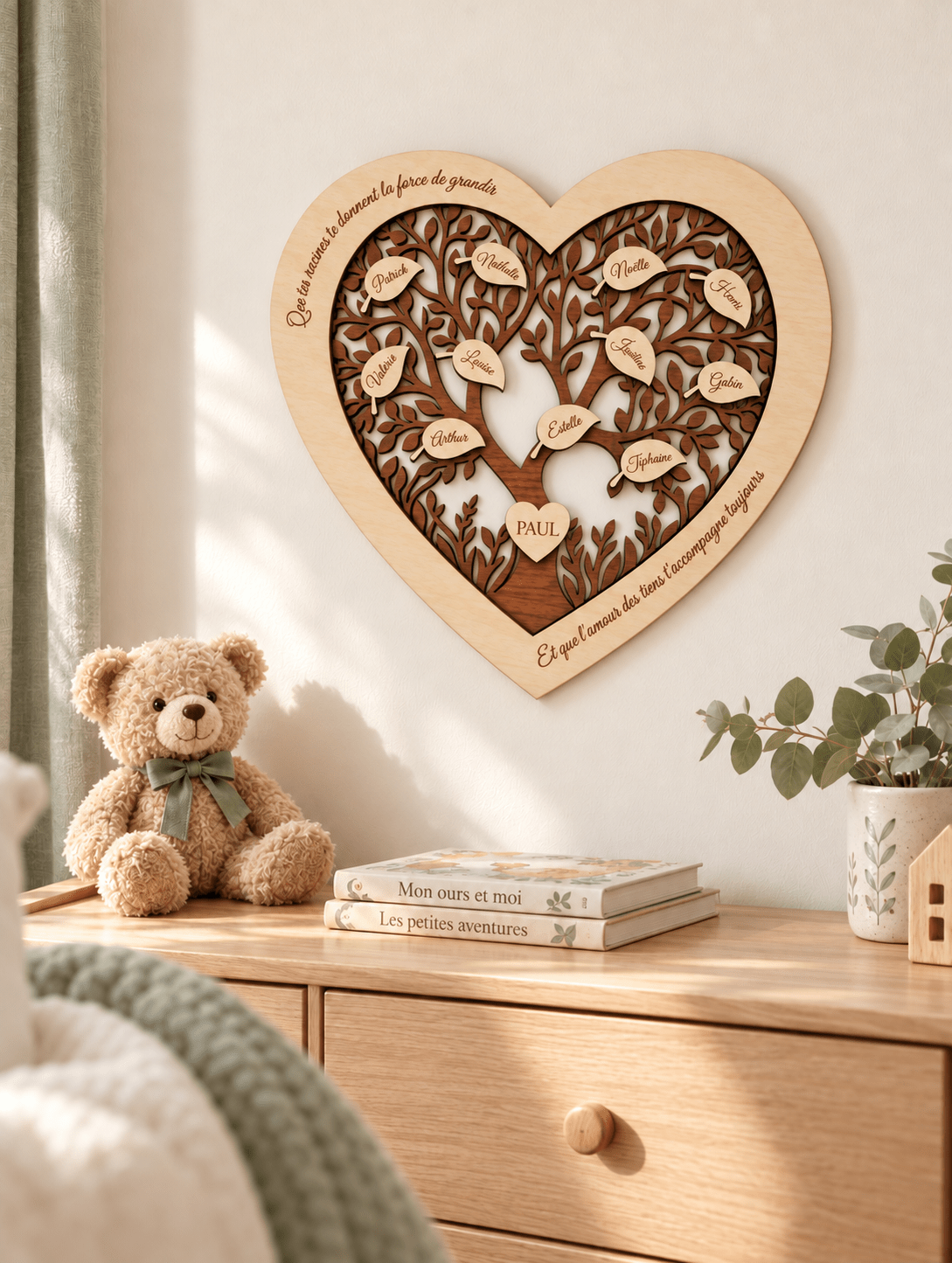 Arbre de vie cœur en bois personnalisé avec prénoms gravés, en décoration dans une chambre d'enfant, idée cadeau de naissance ou de baptême