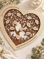 Arbre de vie cœur personnalisé en bois posé sur une table de baptême, cadeau de famille avec prénoms gravés