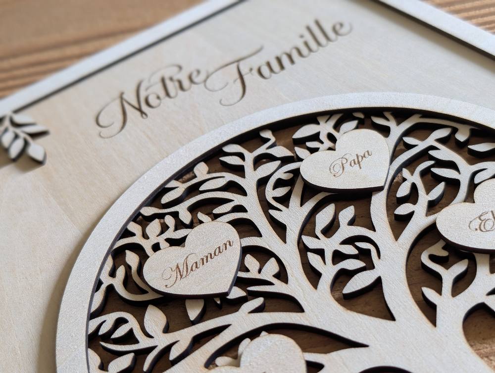 Arbre de vie bois relief 3D fond foncé prénoms cœurs gravés laser personnalisé famille — Artesama