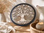 Arbre de vie rond en bois bicolore personnalisé avec prénoms gravés, posé dans un intérieur cosy, idée cadeau famille original