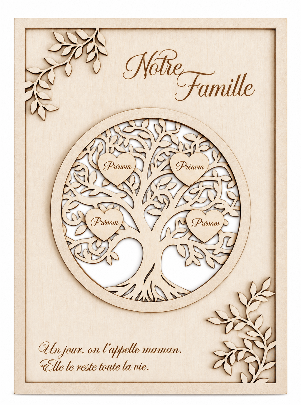 Arbre de vie personnalisé en bois avec contour en relief, quatre cœurs gravés et message pour maman, sur fond blanc.