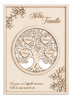 Arbre de vie personnalisé en bois avec contour en relief, quatre cœurs gravés et message pour maman, sur fond blanc.