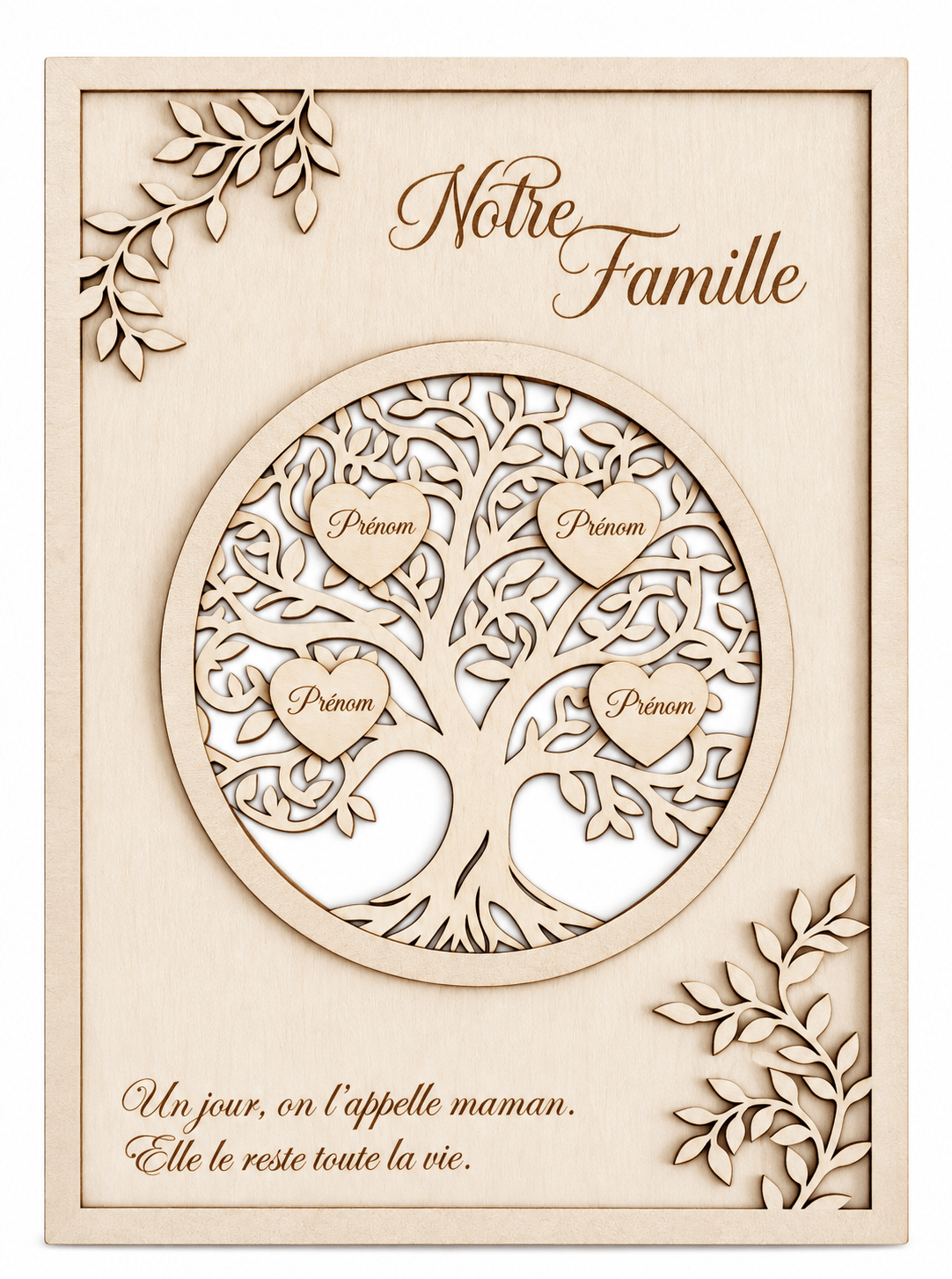 Arbre de vie personnalisé en bois avec contour en relief, quatre cœurs gravés et message pour maman, sur fond blanc.