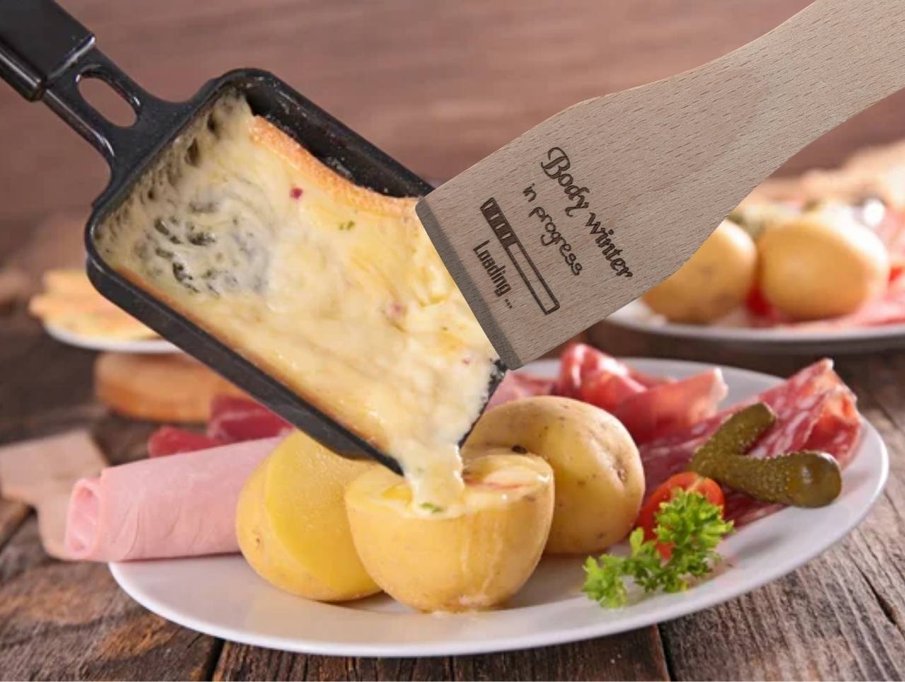 Utilisation spatules raclette bois humour poêlon fromage fondu soirée conviviale