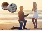 Demande en mariage au coucher du soleil sur la plage, boîte à OUI gravée « Dernière chance de fuir ! »