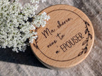 Boîte à OUI texte libre gravée « Veux-tu m'épouser » au centre d'une couronne végétale