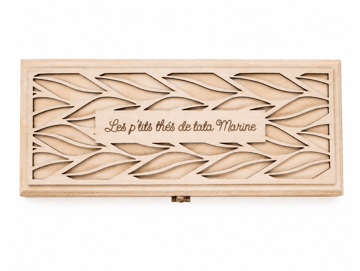 Couvercle de boîte à thé décor Thé & gourmandises, feuillage gravé et texte « Les p'tits thés de Tata »