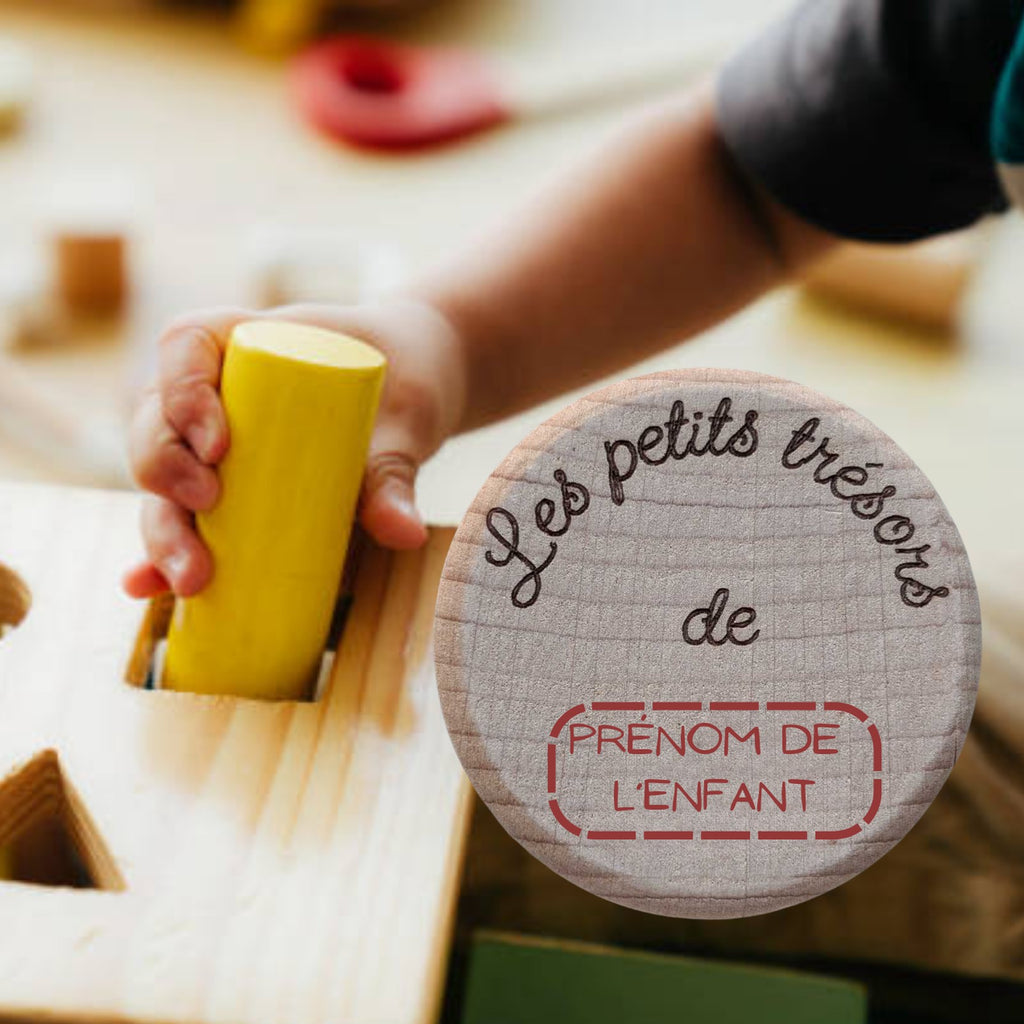Couvercle de boîte à trésors en bois gravé « Les petits trésors de » et le prénom de l'enfant