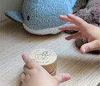 Enfant tenant boîte à dents de lait bois hêtre gravée laser fée des dents prénom Luna mes dents de lait cadeau naissance fait main France Artesama