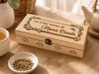 boîte à thés tisanes en bois personnalisé texte au choix présenté dans ambiance tea time cocoon et zen avec infusion théière