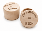 boîte ronde en bois gravée pour enfant texte personnalisé . présentée sur fond blanc