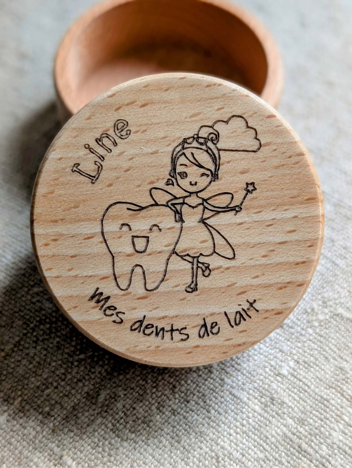 boite à dents de lait ronde en bois. Modèle avec illustration gravée de la fée des dents. Personnalisable avec le prénom de l'enfant